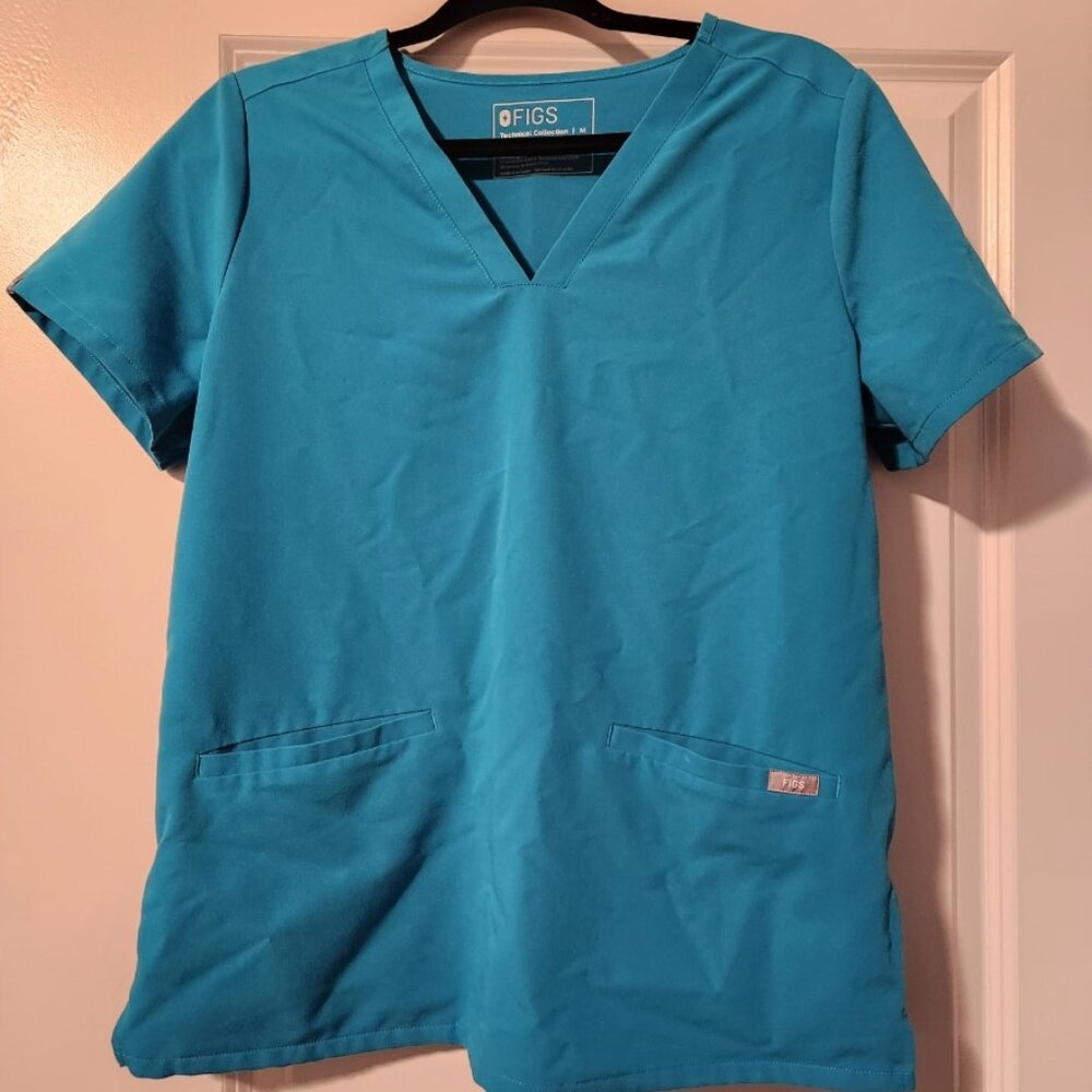 Figs scrub top with pockets